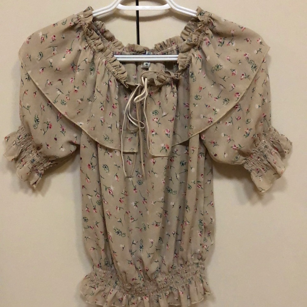 Blouse tan floral print Leather lace neckline